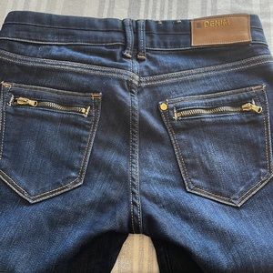 &DENIM by H&M “SKINNY LOW WAIST” jeans. Sz 25. Zipper pockets. Dark blue. EUC.